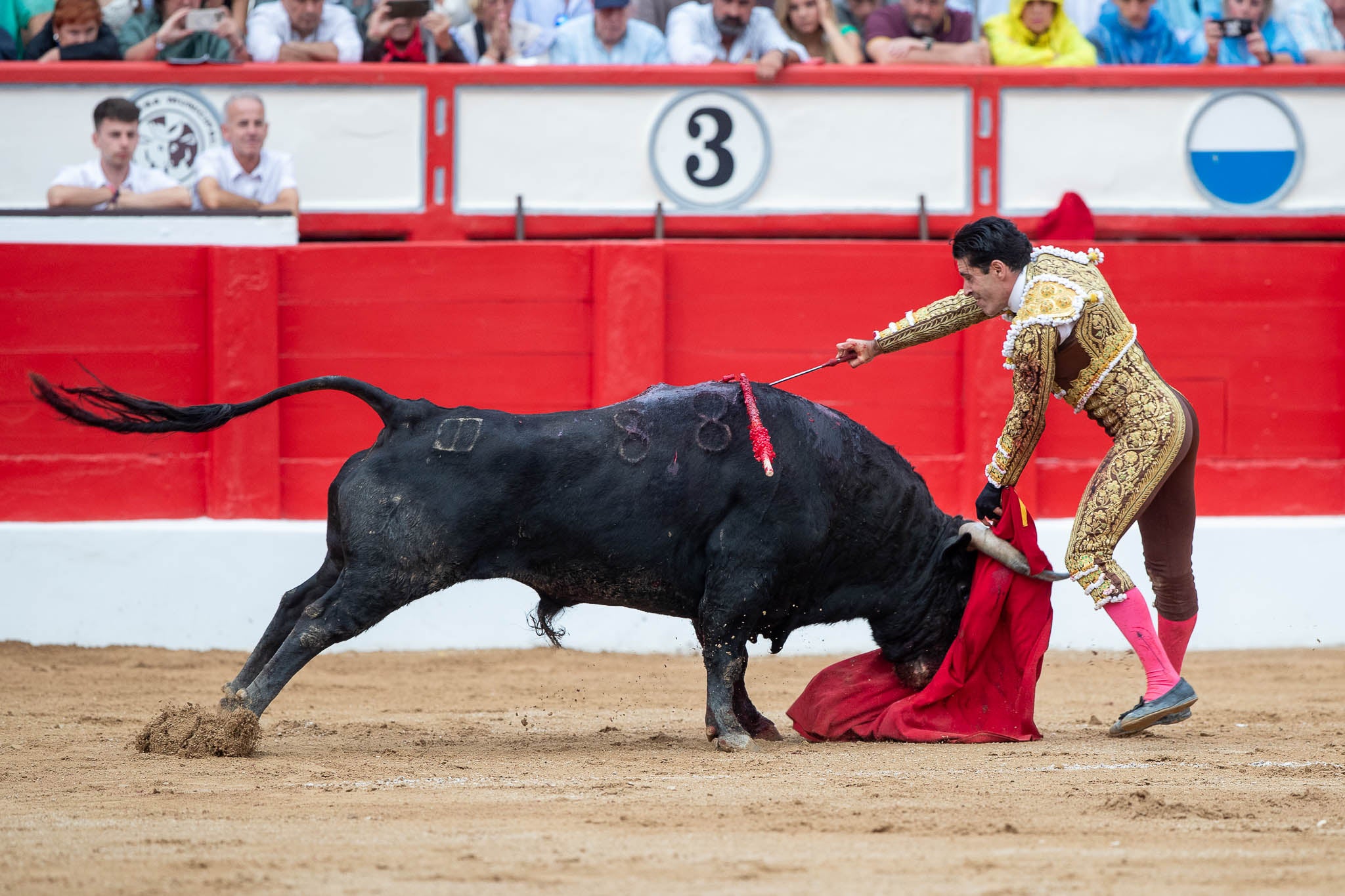 Estocada tendida de Talavante al segundo de su lote.