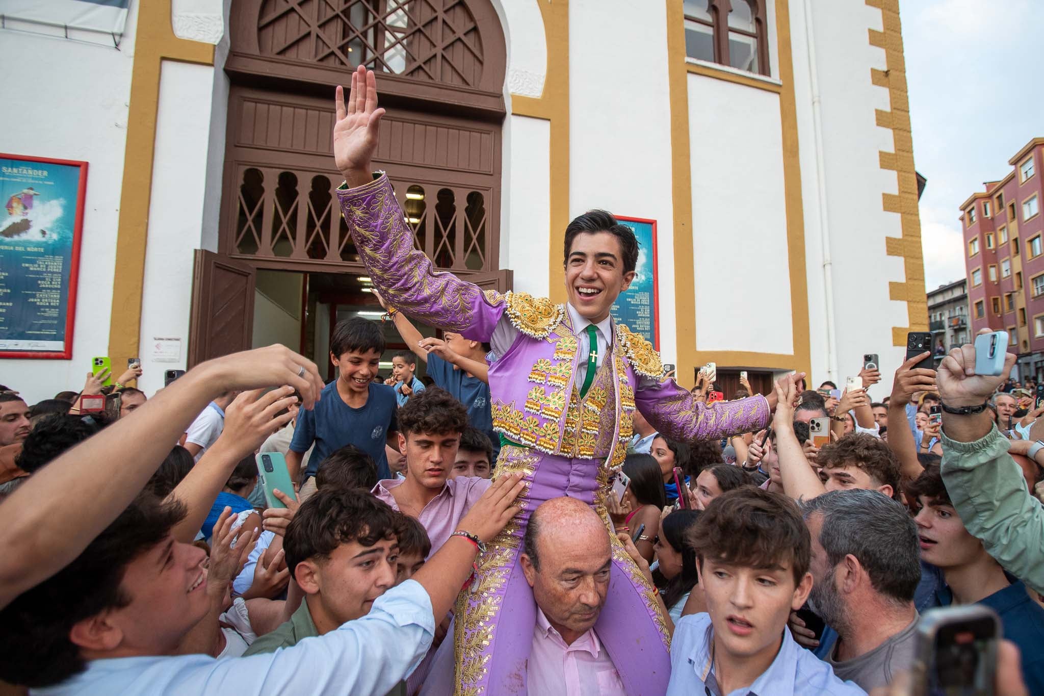 Marco Pérez sale a hombros de la plaza de Cuatro Caminos.