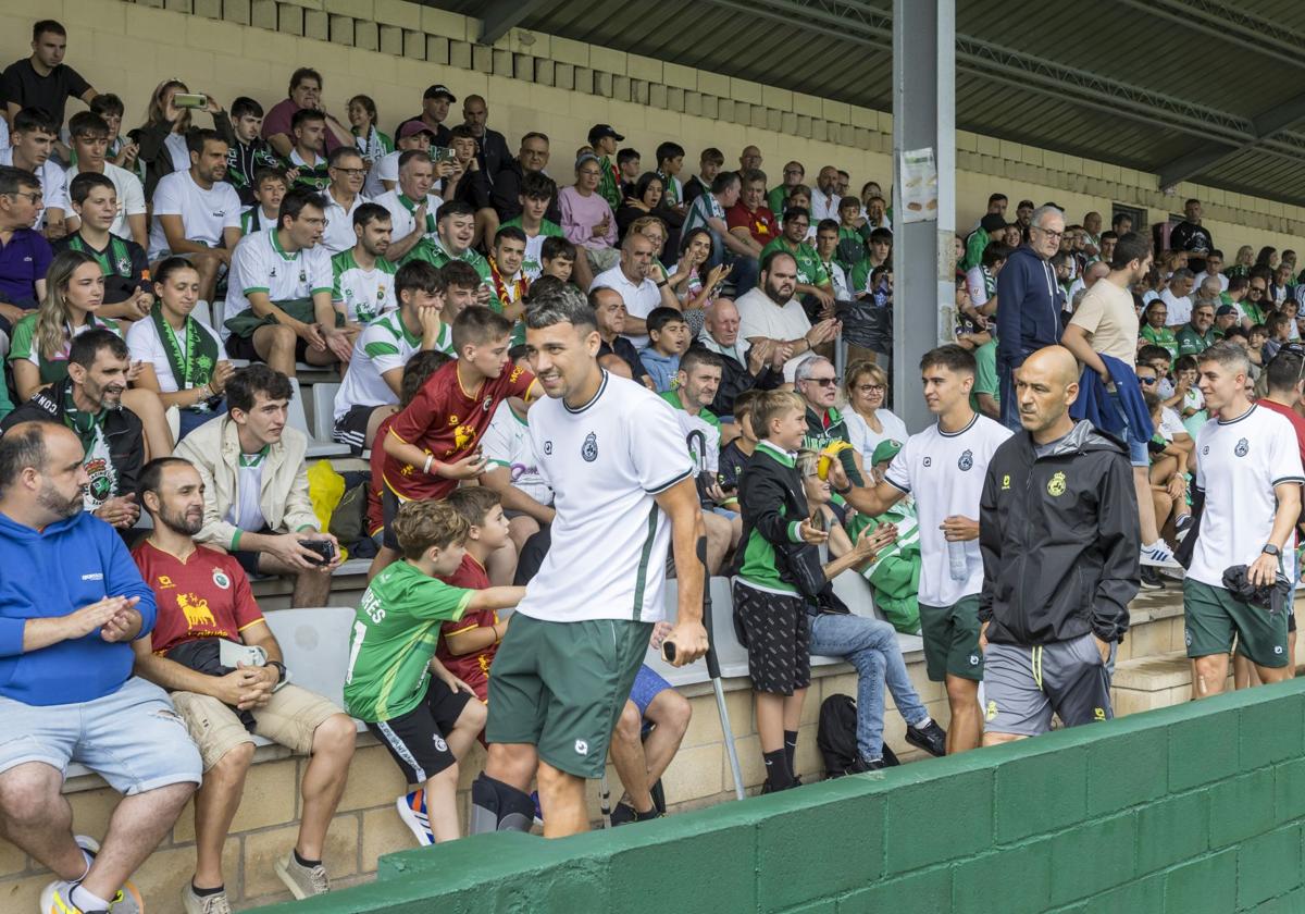 Arana, con muletas en La Planchada antes del partido ante el Eibar.