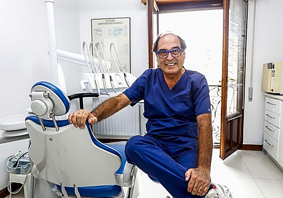 Nacho Rodríguez en la consulta de su clínica de Torrelavega, donde lleva trabajando casi cuatro décadas.