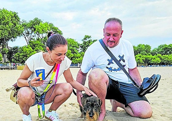 David y Ruth con Kala en La Segunda de El Sardinero.