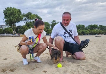David y Ruth con Kala en La Segunda del Sardinero.