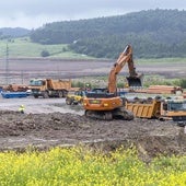 Una excavadora trabaja en las obras de construcción del área logística de La Pasiega.