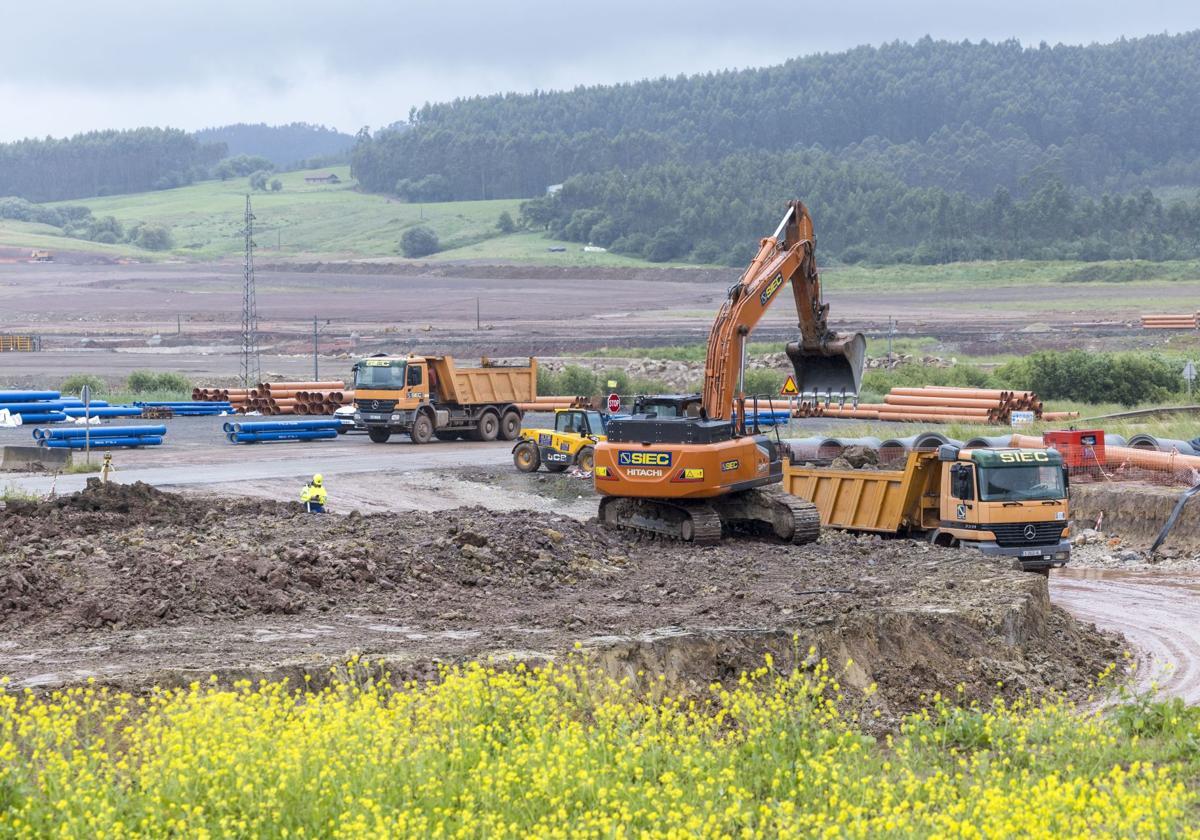 Una excavadora trabaja en las obras de construcción del área logística de La Pasiega.