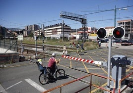 Paso a nivel de la calle Pablo Garnica, en Torrelavega.
