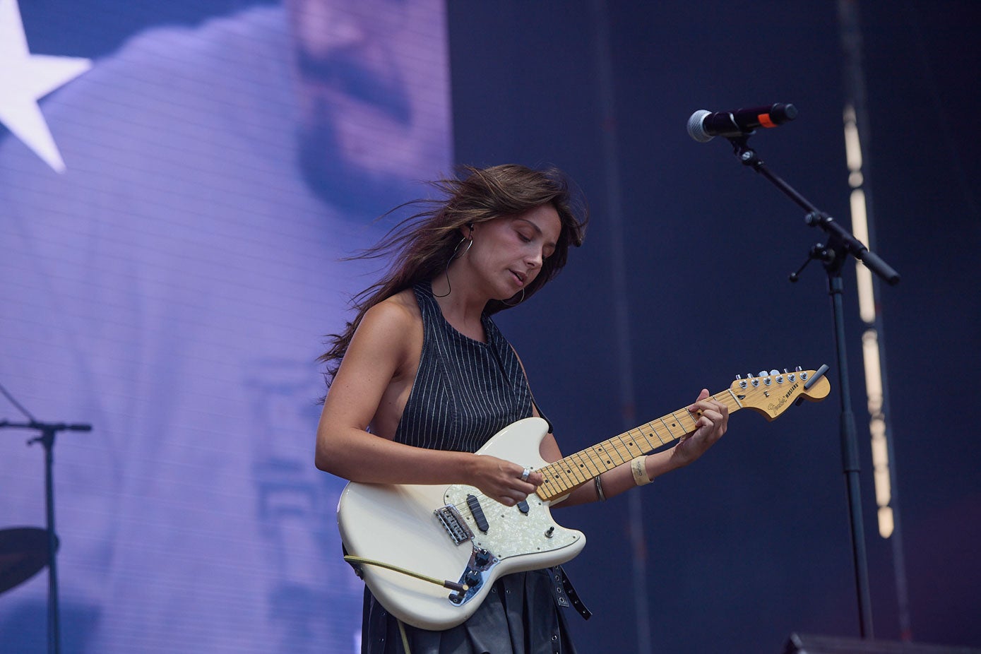 Maren y la stratocaster blanca que siempre la acompaña