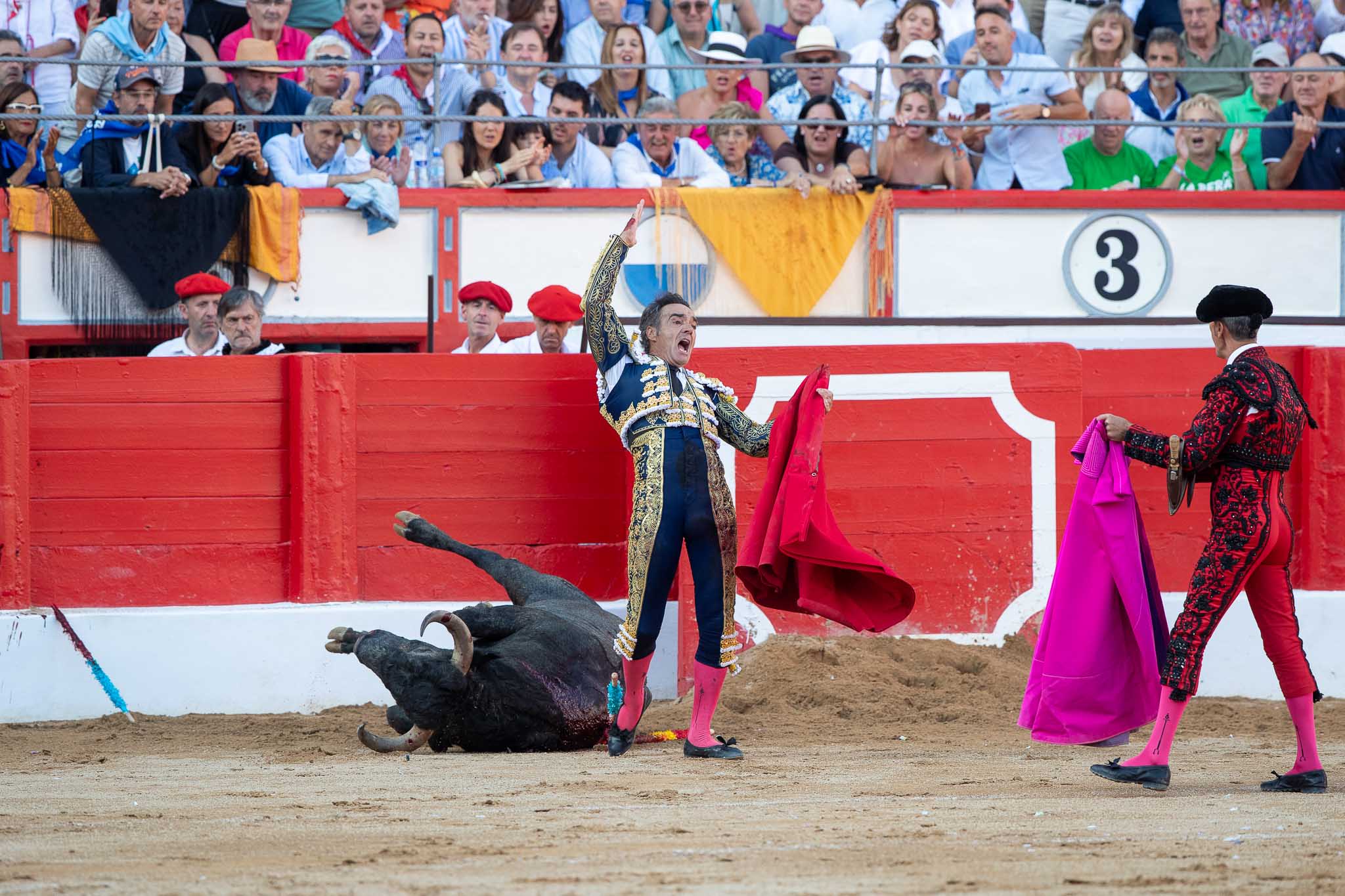 El Cid saluda al público tras doblar el toro.