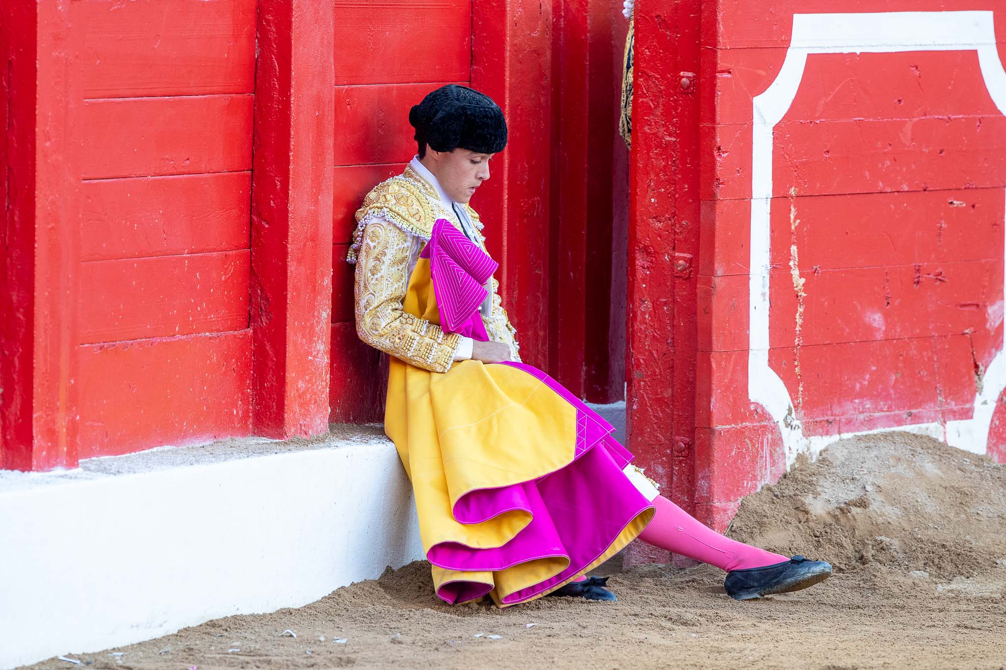 Jaraocho sentado en el estribo esperando la salida del sexto.