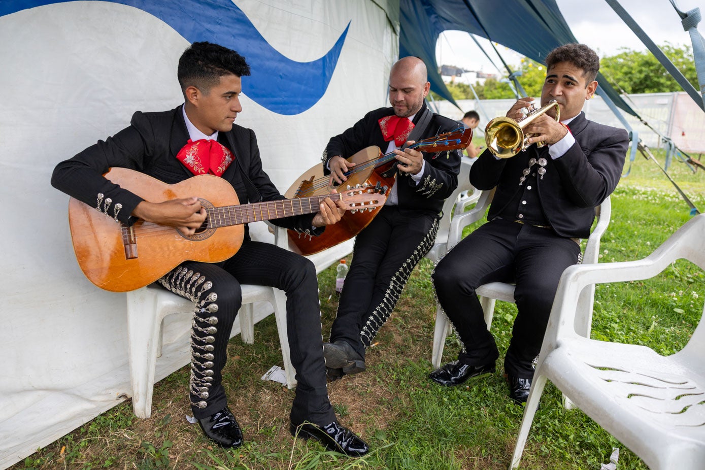 El grupo de mariachis ensaya las canciones que presentarán durante la función.