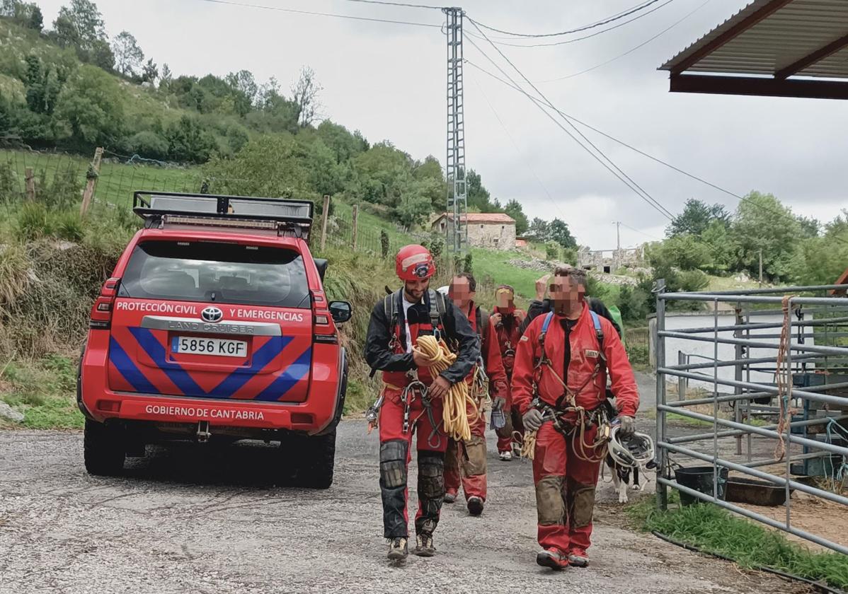 Los espeleólogos salen por sus propios medios de la cueva, acompañados por los rescatadores del Gobierno.