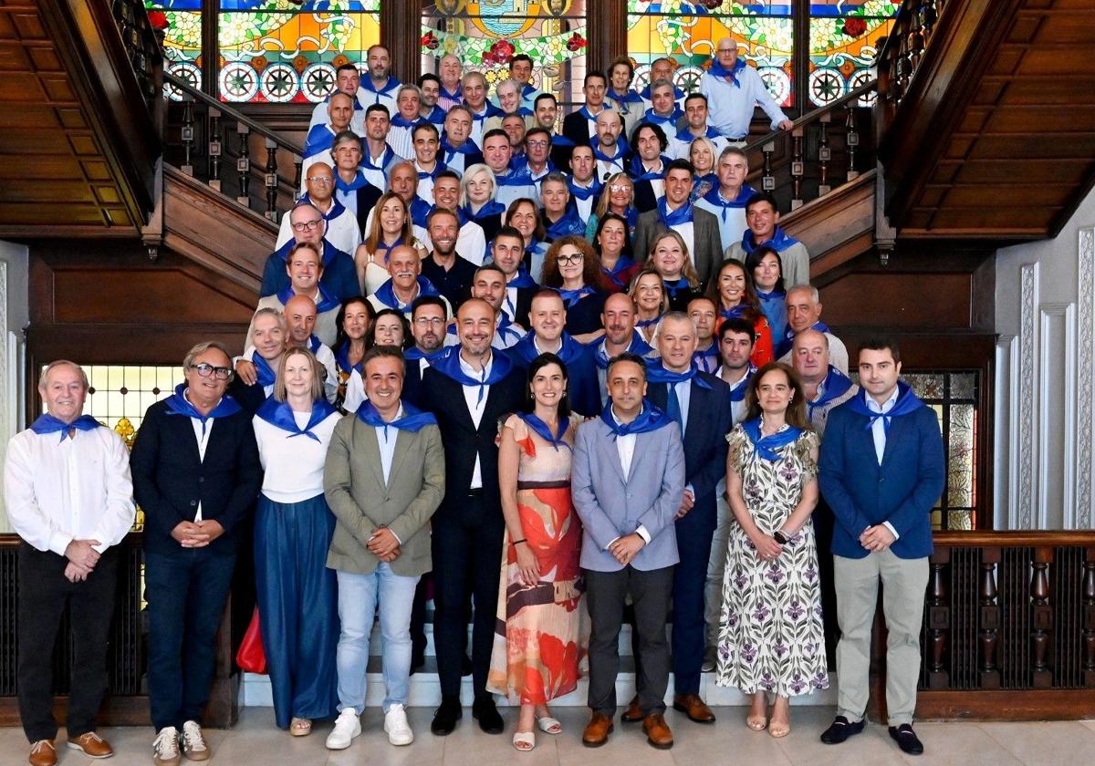 Foto de familia con la alcaldesa de Santander, Gema Igual, y el resto de alcaldes invitados a la comida celebrada este viernes en el Casino.