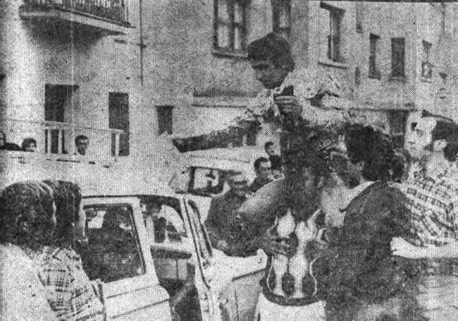 Curro González sale a hombros el día de su alternativa en Santander.