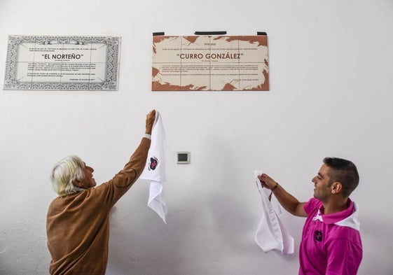Fidel San Justo 'Curro González' y José Miguel Álvarez, ayer, al descubrir la placa.