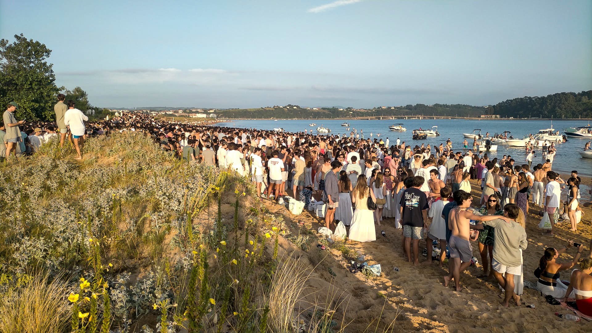 El Puntal invadido por, en su mayoría, jóvenes que pasan el día en la playa.