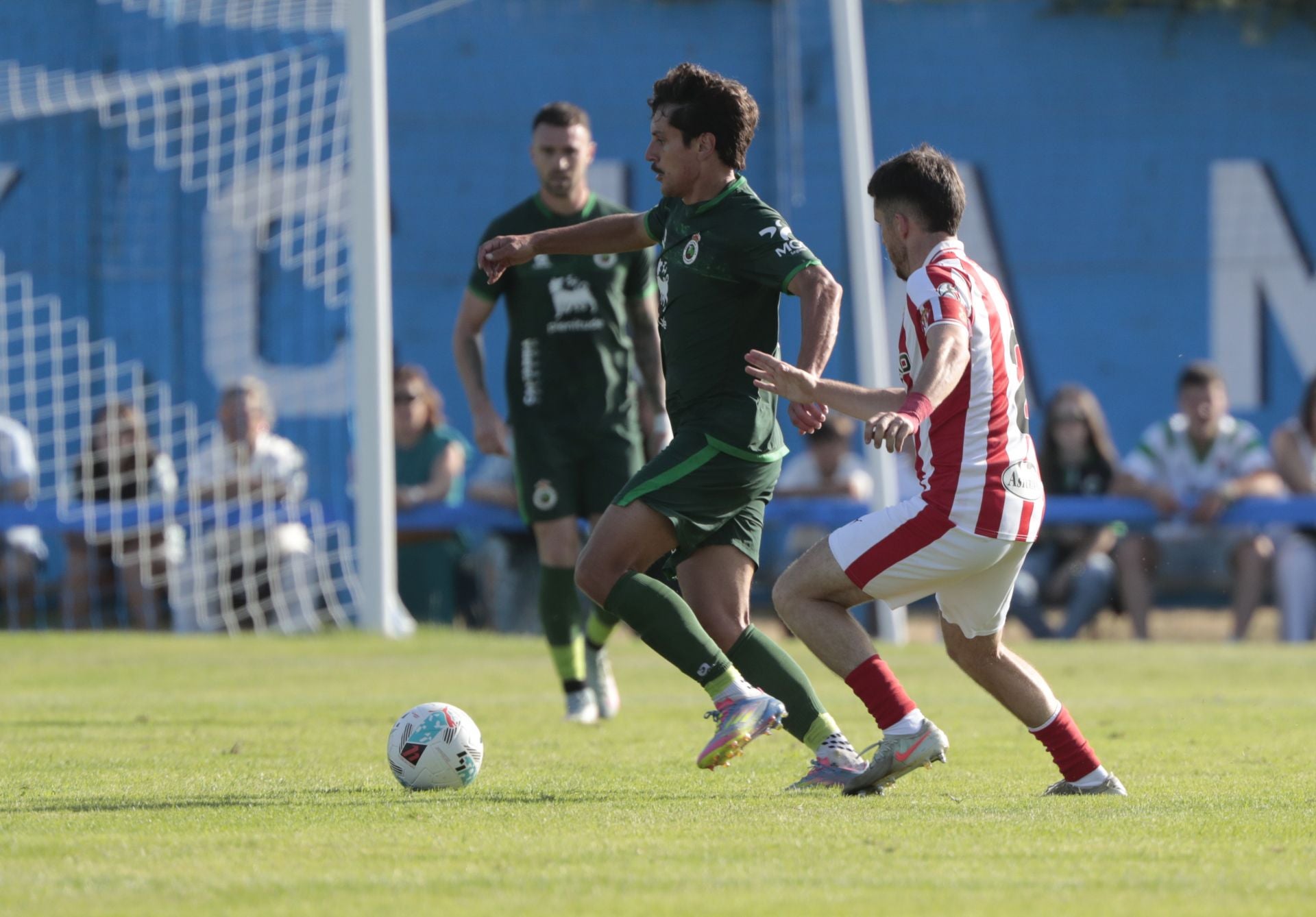 Marco Sangalli es perseguido por un jugador rival.