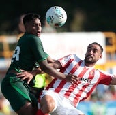 Jeremy, que marcó el segundo gol, pugna por el balón con un jugador del Sporting durante el amistoso de ayer.