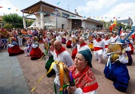 La Agrupación de Danzas Virgen de las Nieves durante su actuación en la plaza de la ermita.