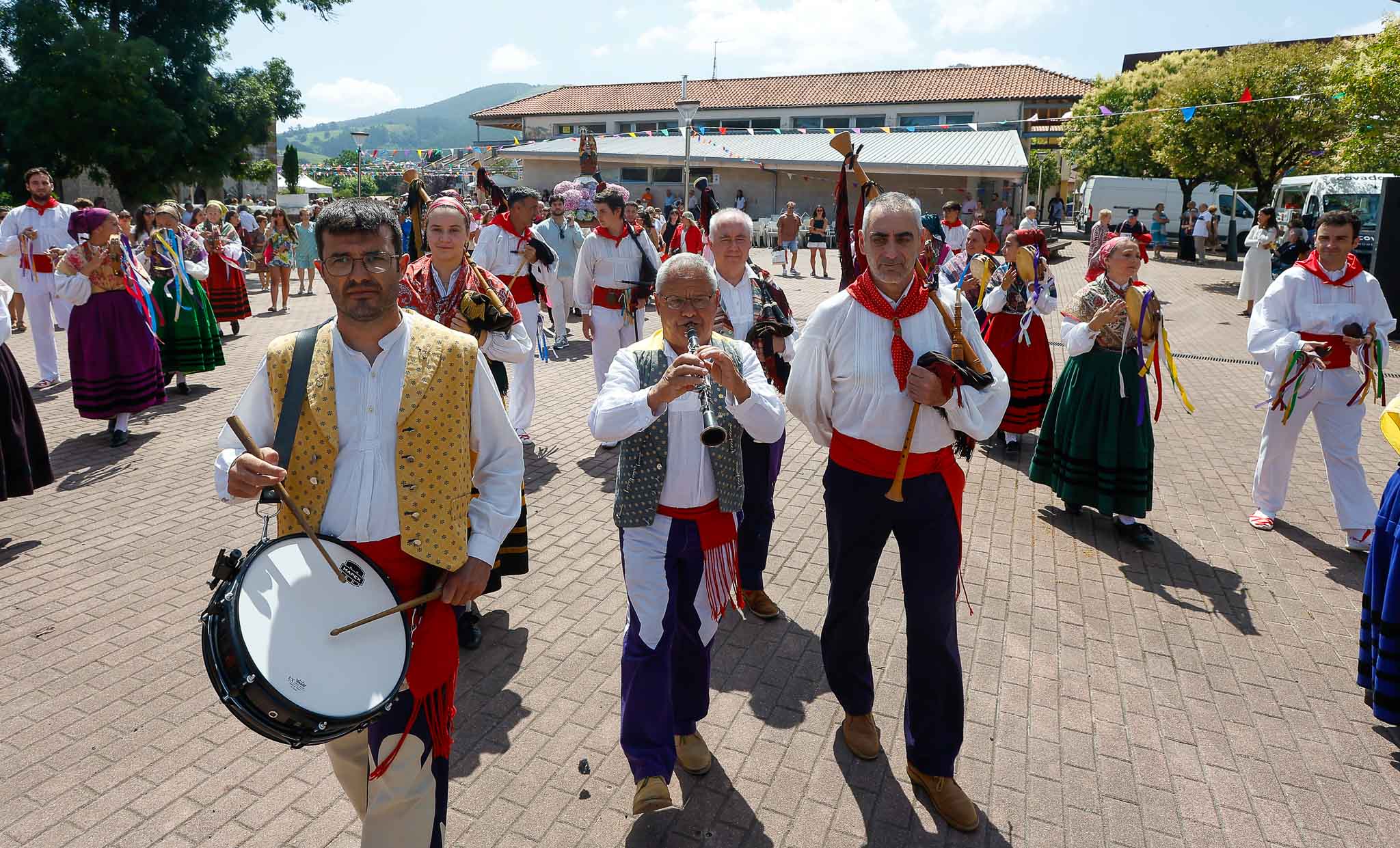 Durante la procesión no faltaron el pito y el tambor.