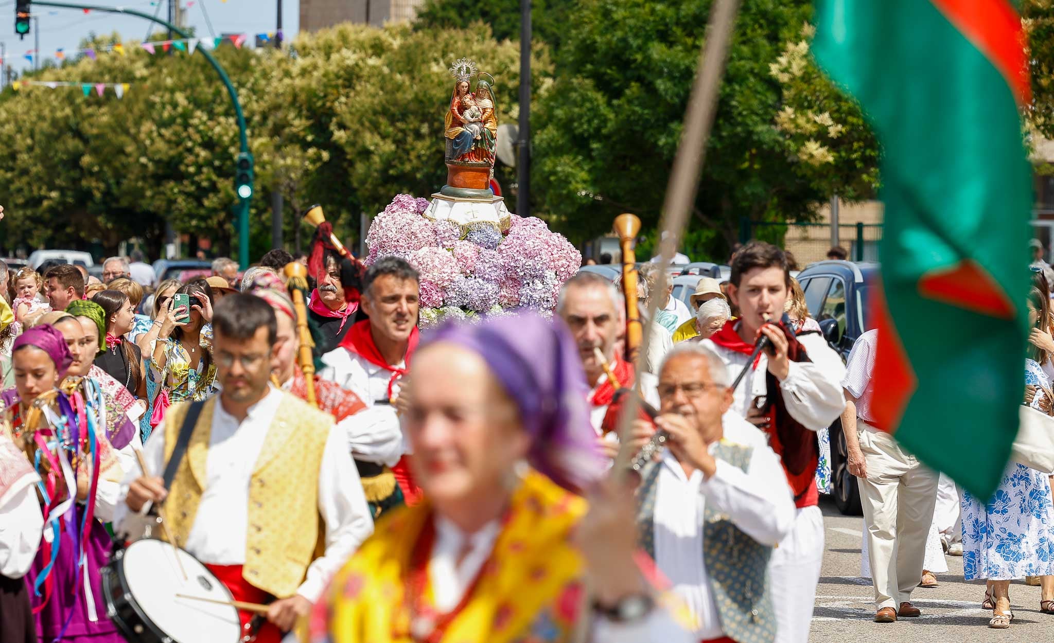 Santa Ana recorrió los alrededores de la ermita junto a un centenar de vecinos.