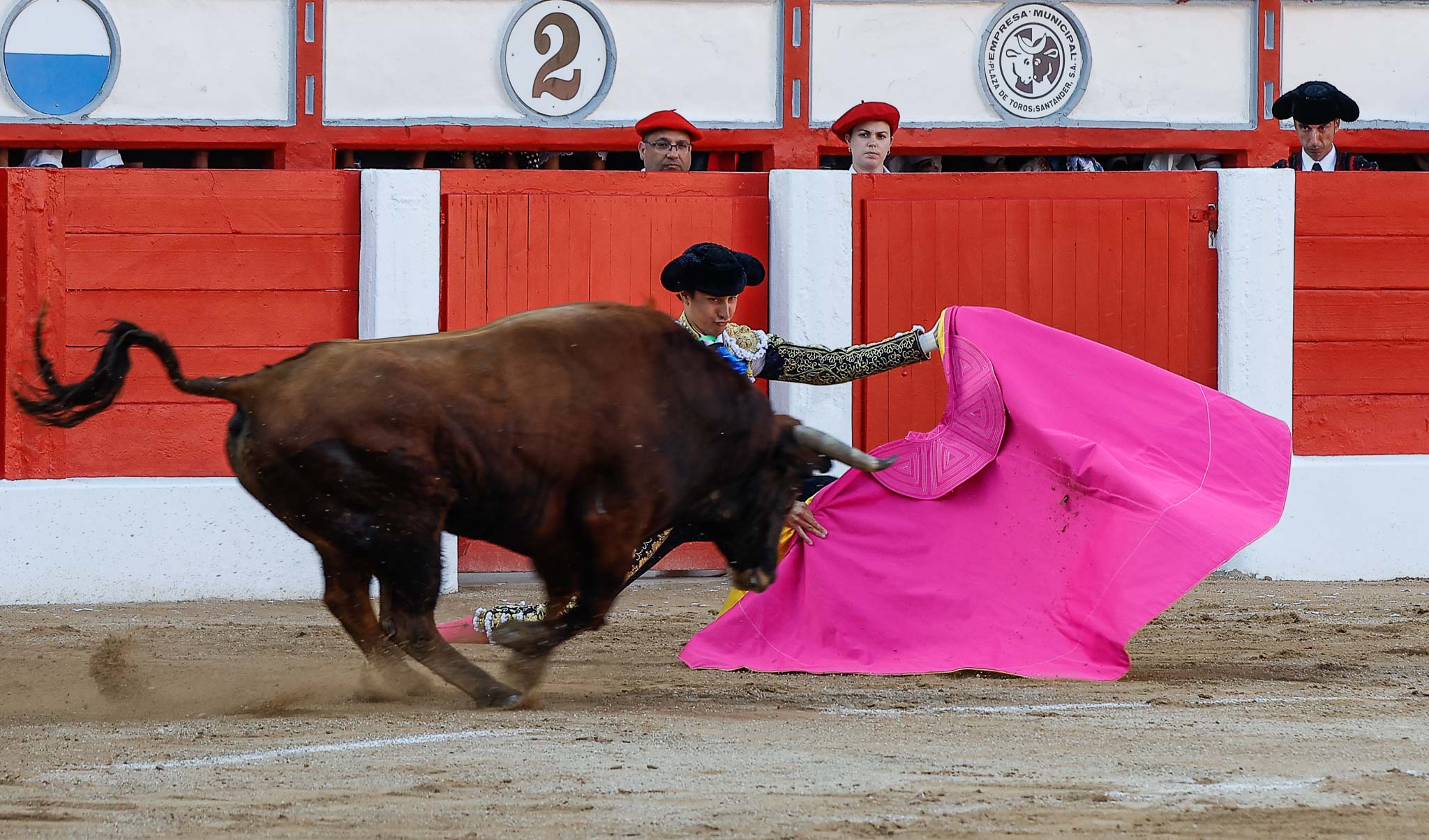 Roca Rey se dobla de salida con el tercero. 