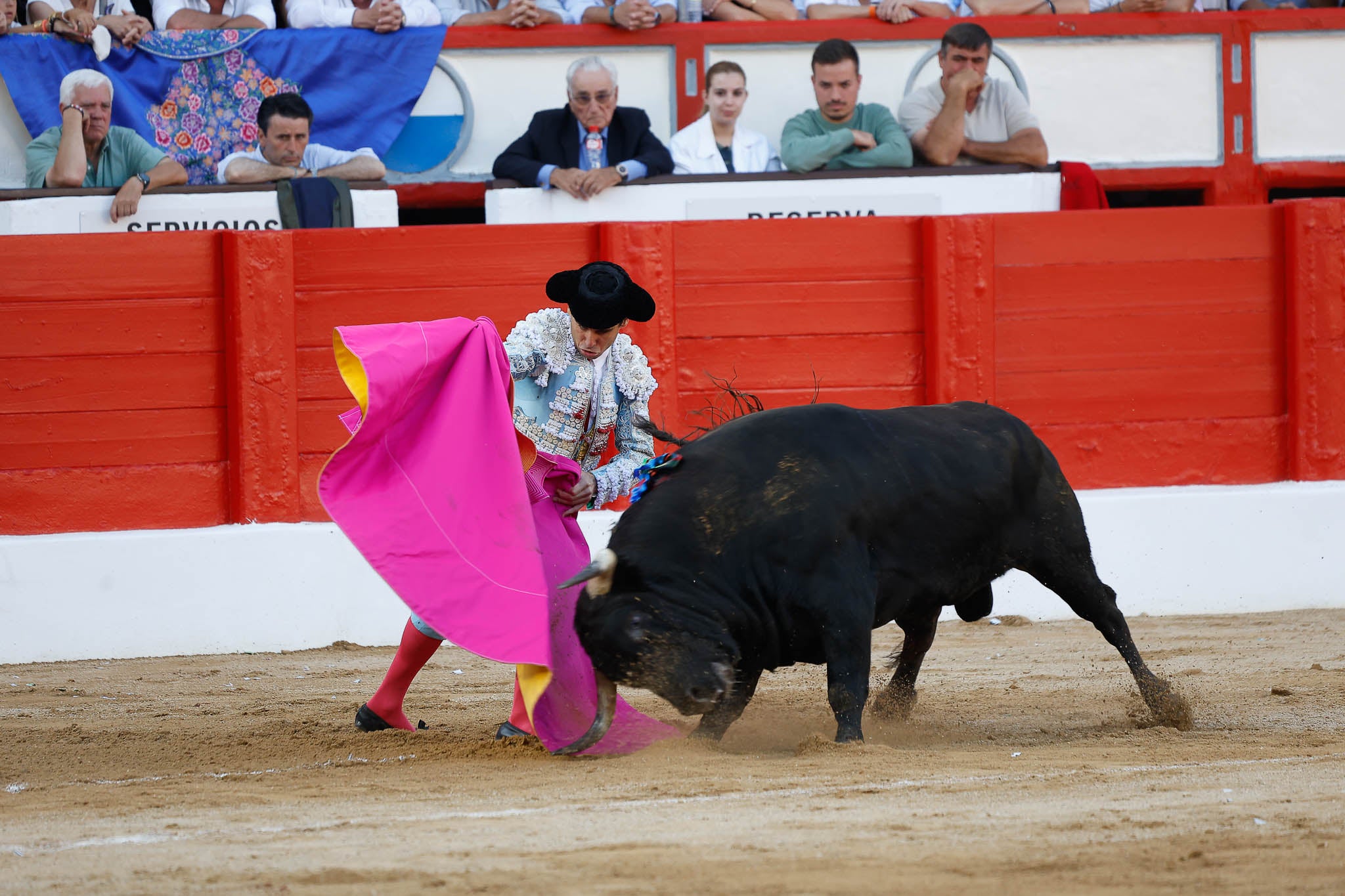 Capotazo de salida de Juan Ortega al quinto. 