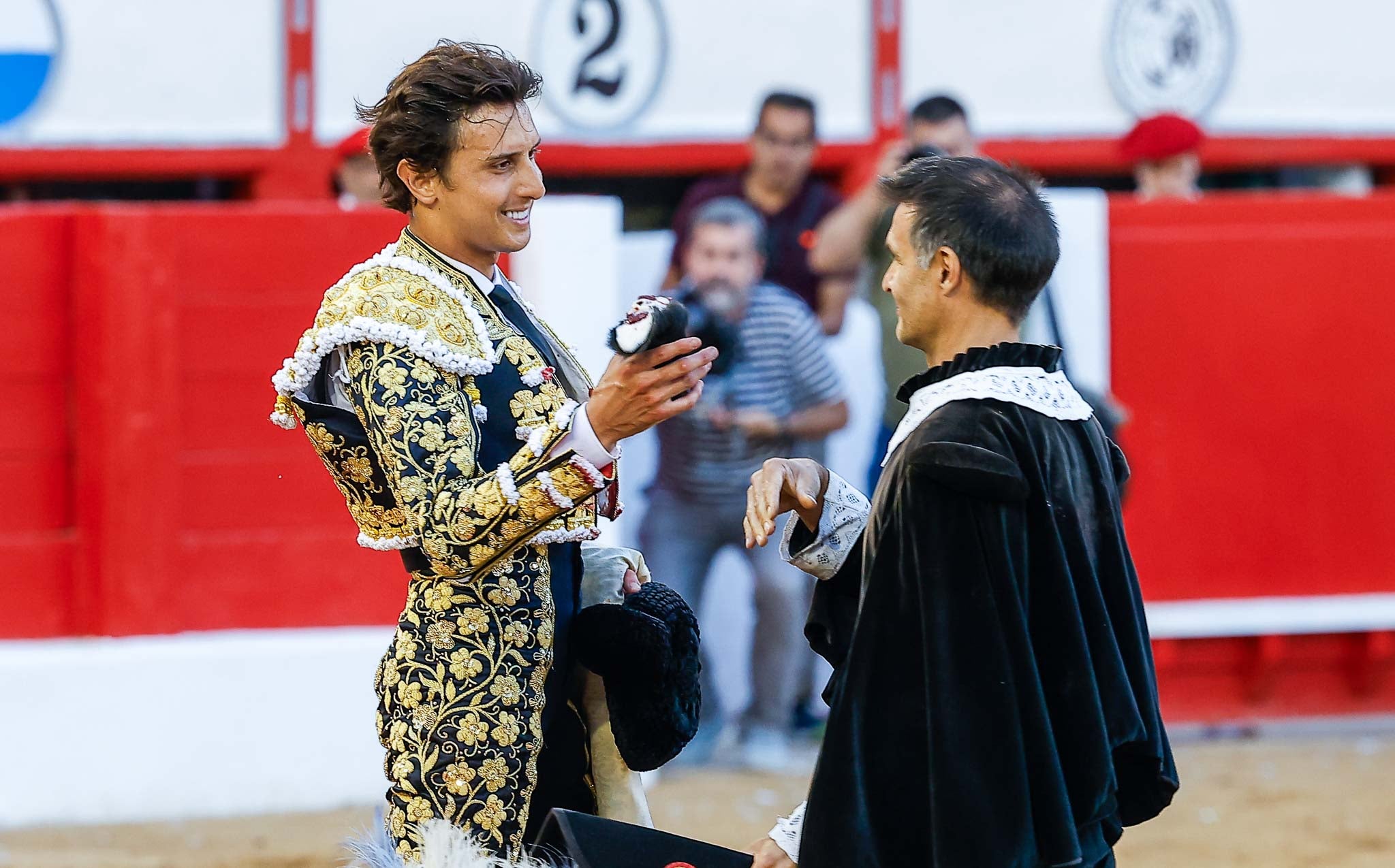 Roca Rey recibe la oreja del sexto. 