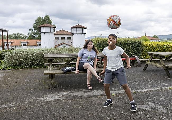 Sandra Alles, en el albergue de La Granja, mientras Hafdala juega con el balón.
