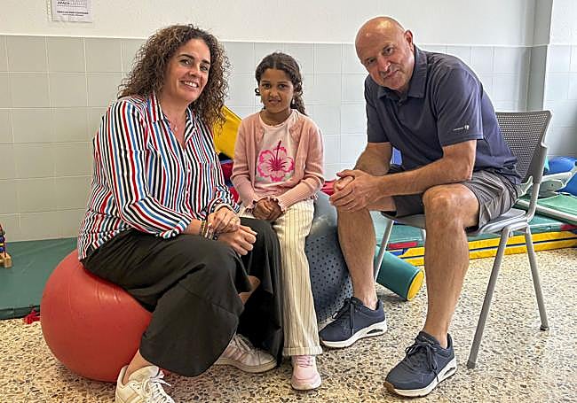 Vanesa Ruiz, Galia y Jaime Hevia, en una de las salas de juegos del CIFP La Granja.