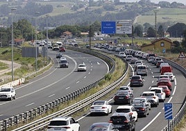 Los vehículos casi parados en la salida de Polanco tras atravesar el nuevo ramal de Torrelavega.