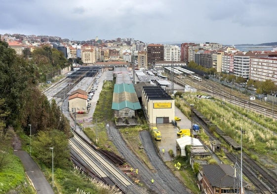 Playa de vías en el acceso a las estaciones de Santander.