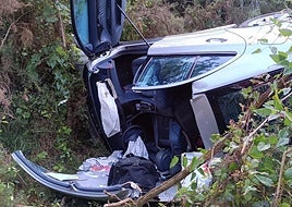 Coche en el que viajaban los heridos.