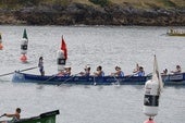 Las azules celebran su triunfo en la primera tanda en aguas de Castro Urdiales.