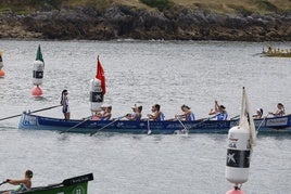 Las azules celebran su triunfo en la primera tanda en aguas de Castro Urdiales.
