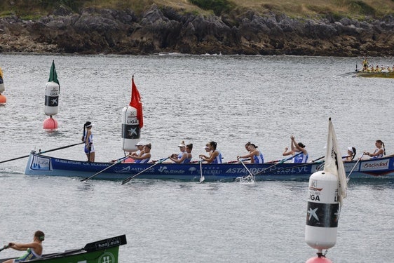 Las azules celebran su triunfo en la primera tanda en aguas de Castro Urdiales.