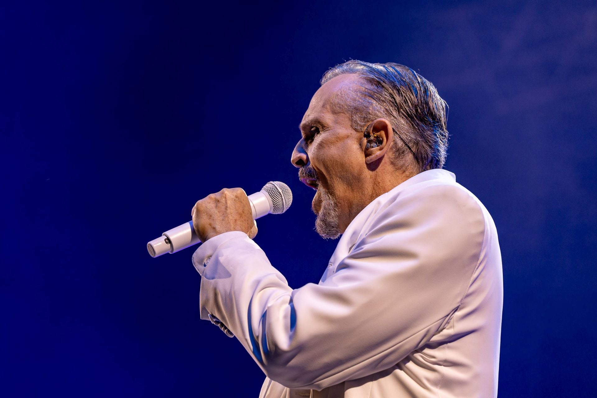 El cantante se entregó con el público.