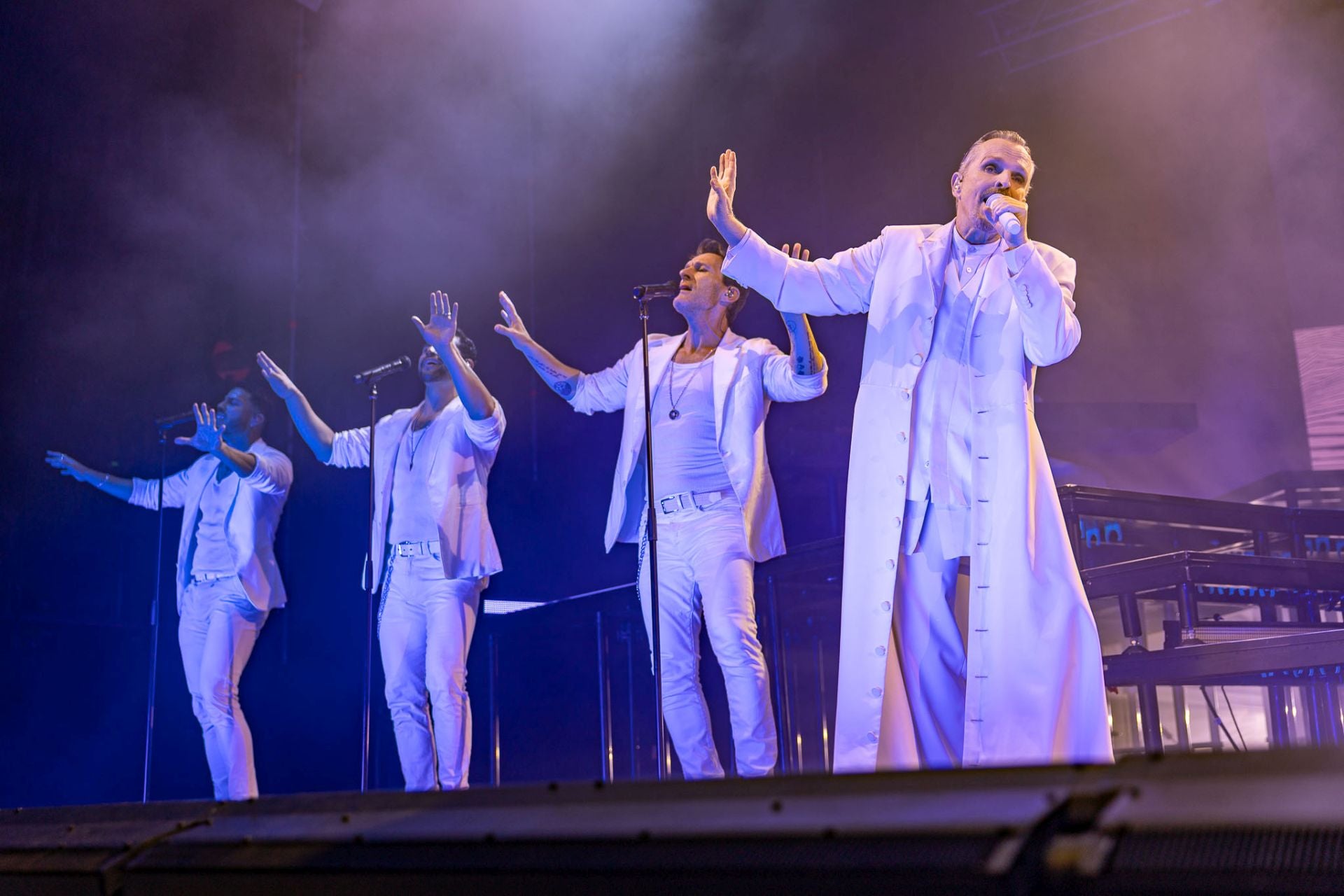 Miguel Bosé junto a sus coristas en plena actuación.