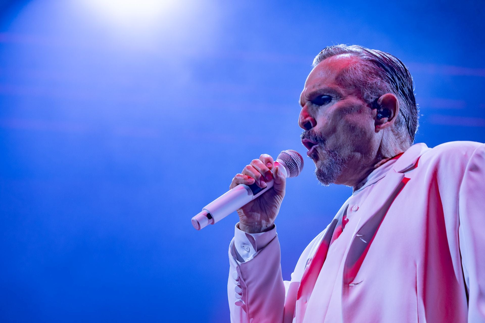 Primer plano del cantante durante su actuación en la Campa.