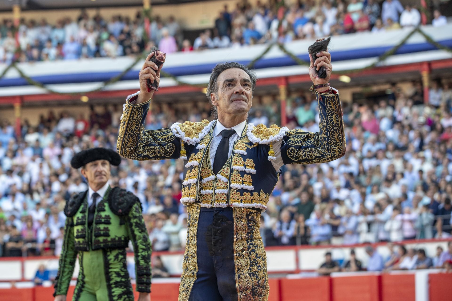 El Cid pasea las dos orejas de Vengantivo, el cuarto toro de la corrida de Victorino Martín.