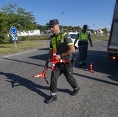 Un agente de la Benemérita coloca los conos para delimitar el espacio para realizar el control de alcohol y drogas a la altura de Cicero.