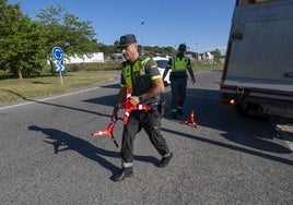 Un agente de la Benemérita coloca los conos para delimitar el espacio para realizar el control de alcohol y drogas a la altura de Cicero.