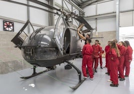 Estudiantes del Centro Intregrado de Peñacastillo trabajan en las piezas de un helicóptero.