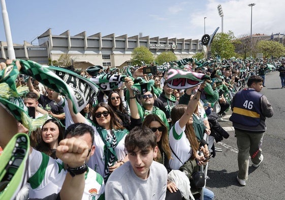 Los aficionados verdiblancos reciben al equipo en el partido de la pasada temporada ante el Deportivo en los Campos de Sport.