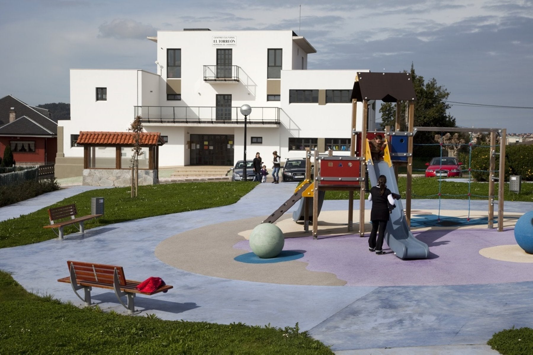 Centro cultural El Torreón, en Herrera de Camargo, junto al área de juegos infantiles.