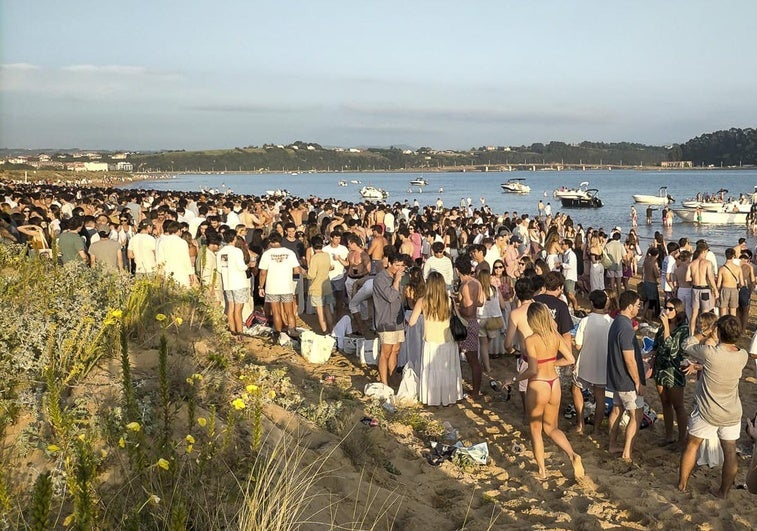 Cientos de jóvenes, de botellón en El Puntal.