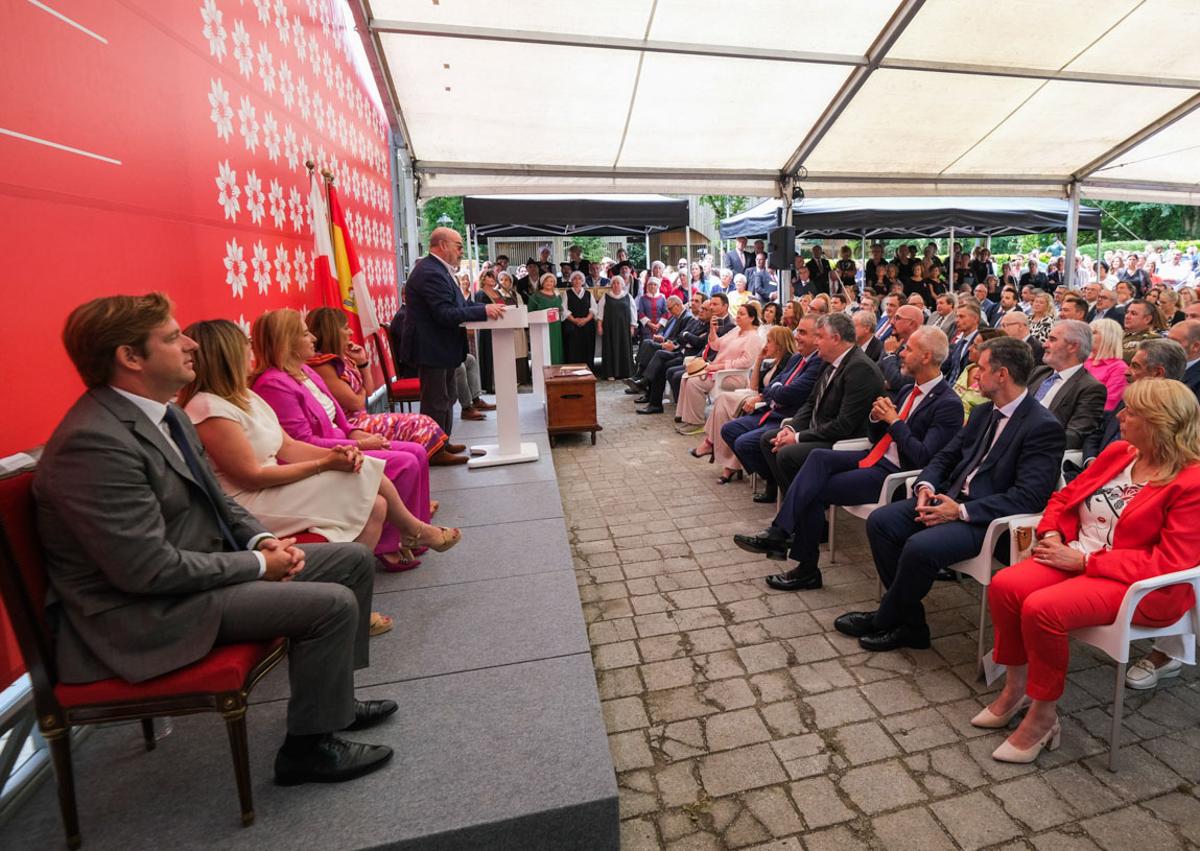 Imagen secundaria 1 - Buruaga apela a la unidad de los cántabros para «levantarse contra el privilegio» del cupo catalán