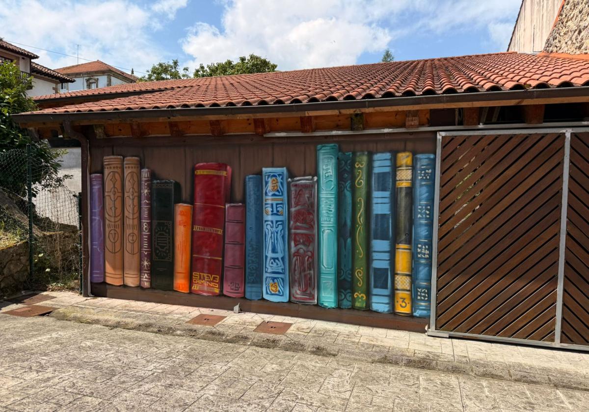 Una de las fachadas de la biblioteca pintada como si fuera una estantería de libros.