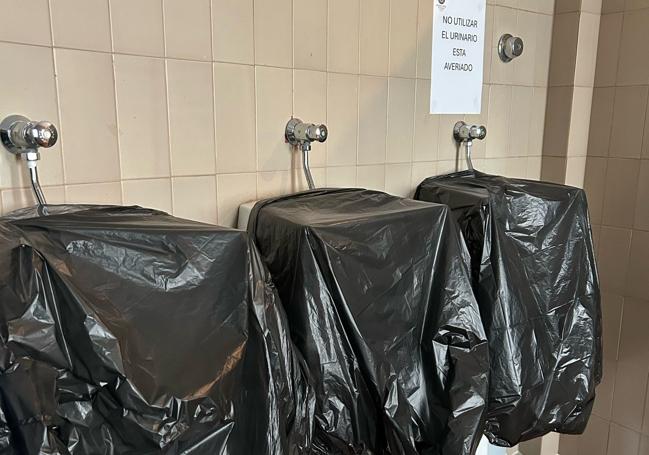 Los urinarios, averiados «desde hace tiempo».