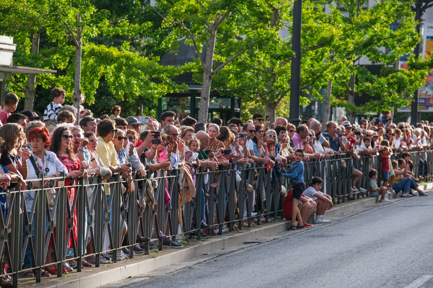 Miles de personas ocuparon las aceras para seguir el desfile.