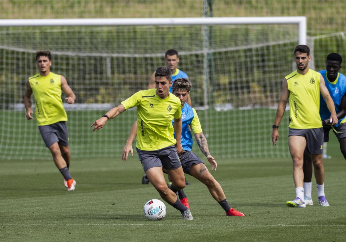 Íñigo Sainz-Maza dirige el esférico durante la sesión de entrenamiento de ayer en La Albericia.
