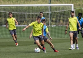 Íñigo Sainz-Maza dirige el esférico durante la sesión de entrenamiento de ayer en La Albericia.